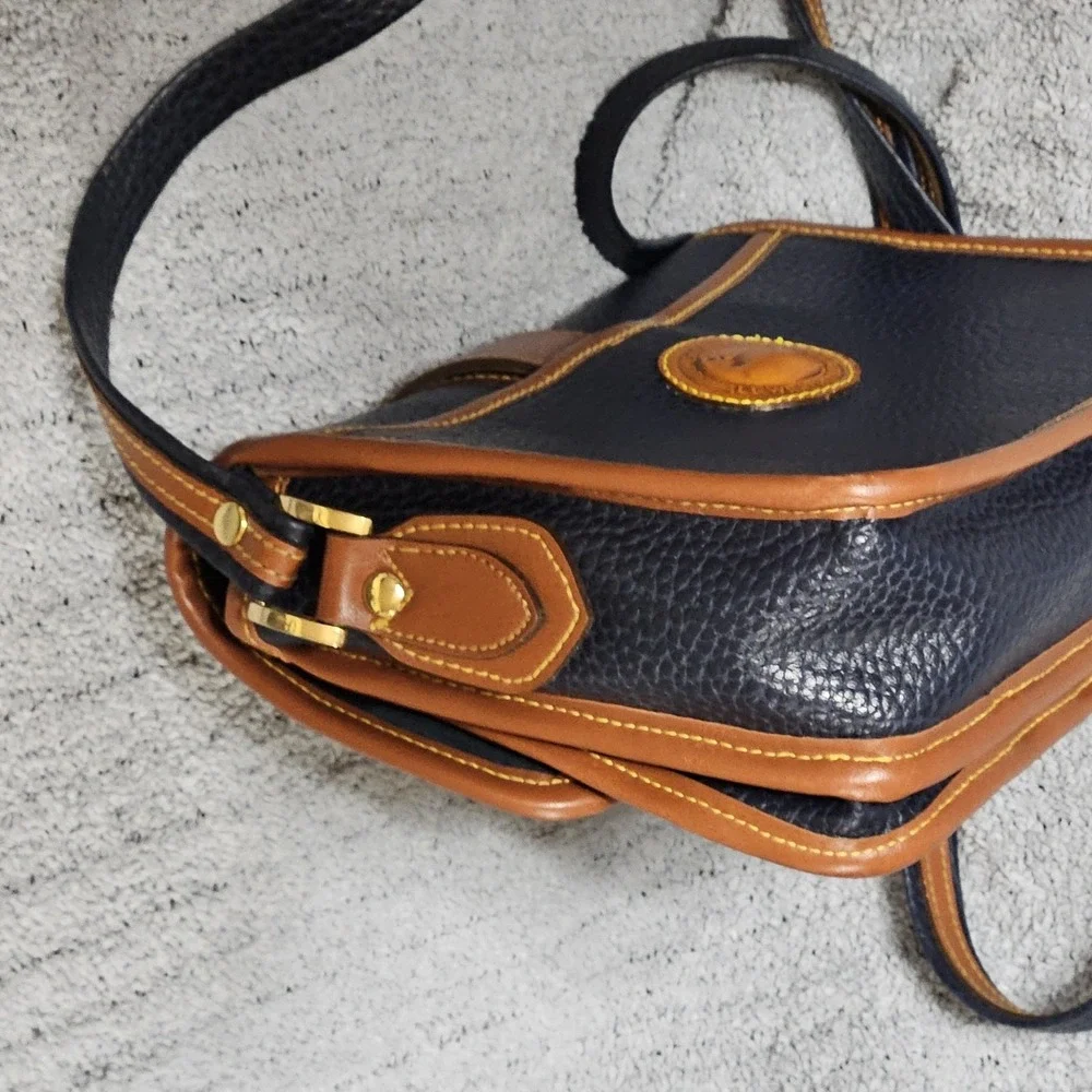 Dooney & Bourke Vintage All Weather Leather Crossbody Bag Navy‎ Blue Tan Trim - Picture 5 of 9